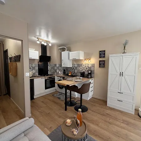 L'ecrin D'eiffel Grand Très Bien équipée 2ème étage Avec Ascenseur Parking Privatif 5 Mn En Voiture Du Centre De 15 Mn De La D'arromanches *