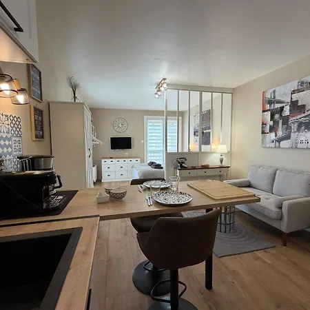 Appartement L'ecrin D'eiffel Grand Très Bien équipée 2ème étage Avec Ascenseur Parking Privatif 5 Mn En Voiture Du Centre De 15 Mn De La D'arromanches Bayeux