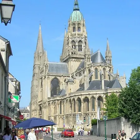 L'ecrin D'eiffel Grand Très Bien équipée 2ème étage Avec Ascenseur Parking Privatif 5 Mn En Voiture Du Centre De 15 Mn De La D'arromanches Appartement